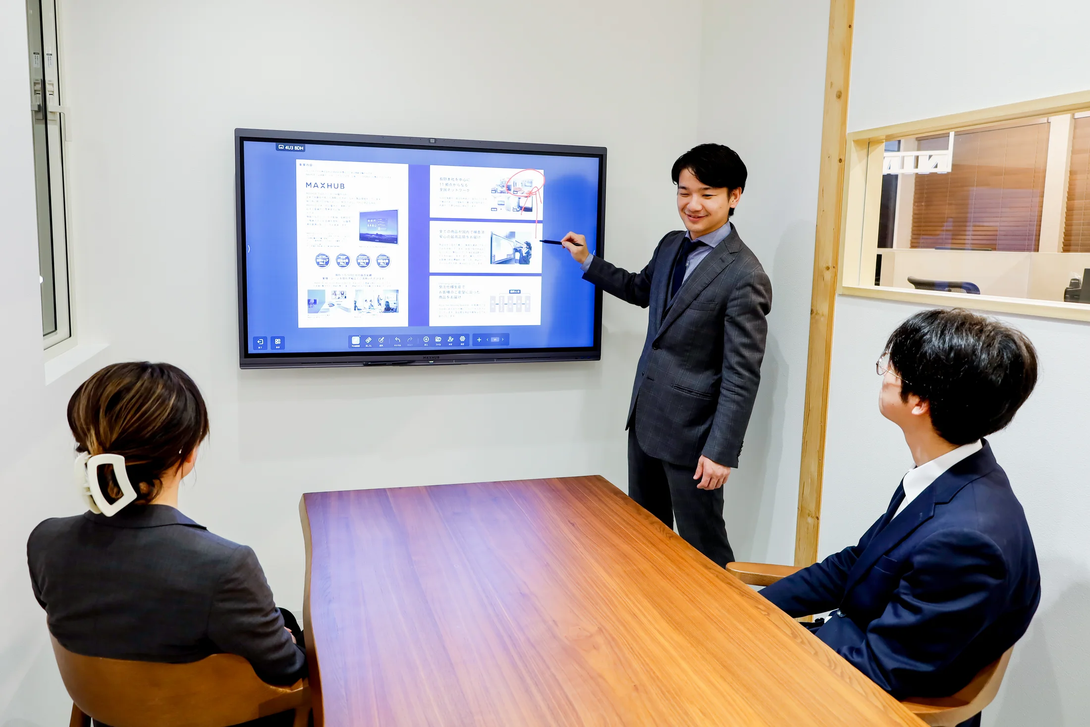 MAXHUB「All in One Meeting Board」を使った実際の商談・プレゼンの様子